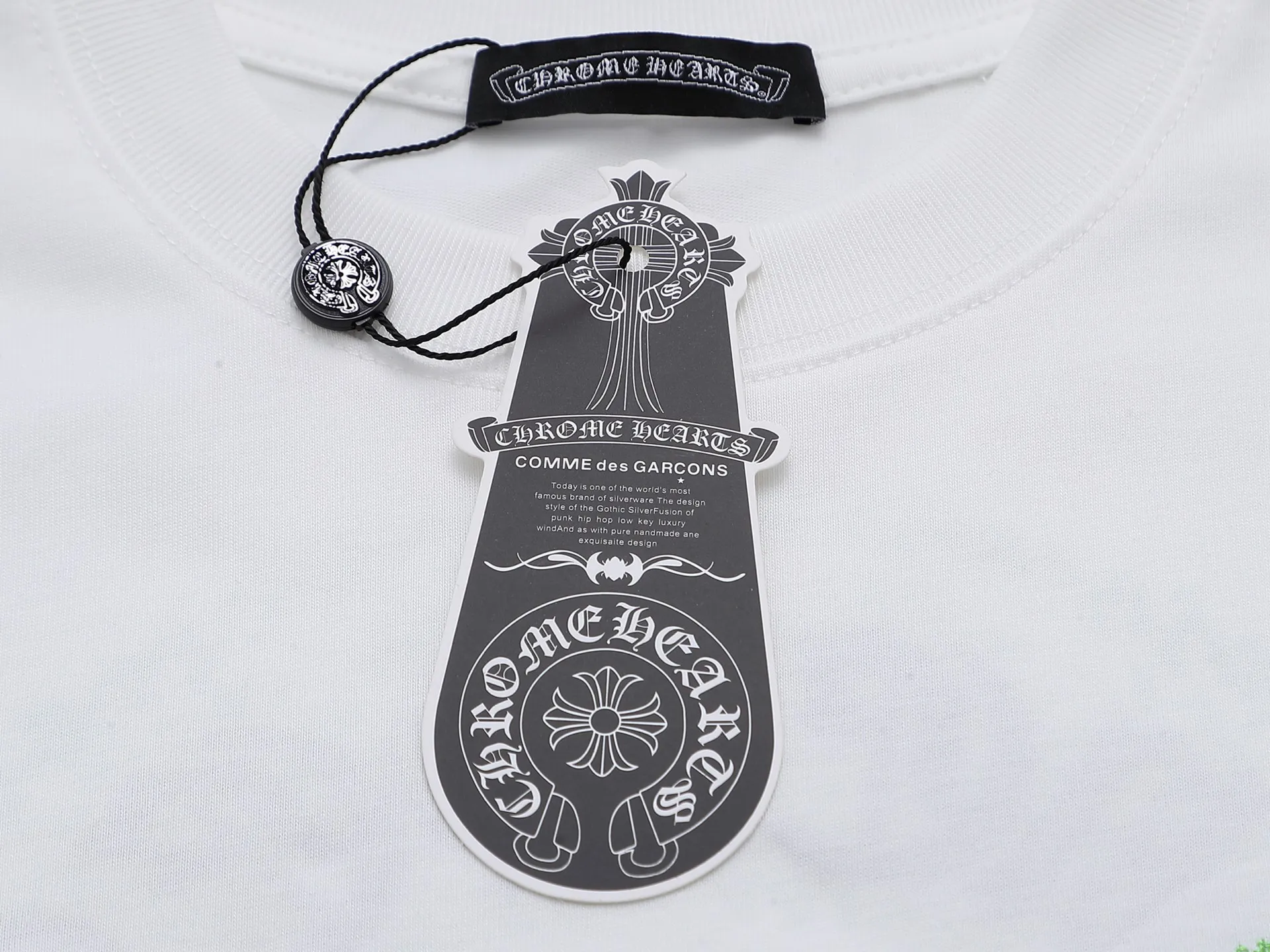 P170 280g exclusive version] Chro*e Hets 𝟐𝟎𝟐5 Spring and Summer Washed Hollow Three-dimensional Embroidery + Three-dimensional Stitch High-density Embroidery Round Neck Short Sleeves 2025SS latest short sleeves adopt the inherited Wash-water Hollow Three-dimensional Embroidery + Three-dimensional Stitch Embroidery is a form of high-density embroidery. Hollow embroidery. The good embroidery areas will protrude to form three-dimensional embroidery. To make the embroidery pattern clear, novel and layered, hollow embroidery uses high temperature to separate the hot-melt adhesive film from the cut pieces to obtain the finished embroidery product. After embroidery, high-temperature washing is performed to dissolve the padded foam glue to form a hollow center, showing a soft three-dimensional feel. The hand feels very soft and light!  Three-dimensional needle-stitching high-density embroidery, the stitching has a strong sense of line and three-dimensionality, the stitching is vivid and lively, and the coverage is also good. Three-dimensional needle-stitching embroidery technology is a brand-new embroidery technology that combines traditional embroidery technology with modern color concepts to create amazing artistic effects. This technology can instantly dye a white thread to create a natural color transition, giving your work a colorful effect. Whether it is flowers, animals or abstract patterns, three-dimensional needle embroidery technology can make them lifelike, as if giving them vitality. In this era of pursuing personalization and uniqueness, three-dimensional needle embroidery technology makes embroidery more personalized and charming, making you the center of attention whether in formal occasions or daily wear. In addition, three-dimensional needle embroidery technology is also durable and waterproof, so you don’t have to worry about it fading or being damaged. In short, it is an innovative craft that perfectly combines art and fashion, making the work more beautiful, unique and precious. If you want to make yourself more personalized and charming, try this round neck short sleeve!  Washed hollow three-dimensional embroidery ➕ Three-dimensional needle-stitched high-density embroidery. The double embroidery process makes the whole dress show its exquisite craftsmanship. The retro and classic are vividly displayed on this dress! The front and back patterns of the clothes are all made of washed three-dimensional embroidery, showing a low-key and luxurious fashion sense from any angle. It is an outstanding and eye-catching classic style that stands out among many spring and summer new styles! The front and back patterns are completely combined, rich in layering, full of three-dimensionality, very soft to the touch, fashionable and classic. This short-sleeved shirt is both low-key and has a rock style that is unique to Crowe. It is avant-garde and retro. The two styles are displayed on the same piece of clothing, colliding with unique creative sparks. It can be said to be avant-garde, full of personality, fashionable and versatile, and the same style for male and female couples! An excellent hit! Creative design, double embroidery, excellent craftsmanship, exquisite details and first-class feel! An excellent hit! It is made of 280 grams of double yarn and double ply dust-free imported pure cotton fabric. It has been washed and high-temperature shaped and pre-shrunk. The fabric is comfortable and breathable. It will not shrink after repeated washing. The fabric has a high-end and exquisite texture and a first-class feel! High-density embroidery has good firmness and is not easy to fall off! The detail processing is 100% perfect. It looks great no matter how you match it with various styles. High weight and high quality. Exclusive version. Non-market ordinary version. Enlarge real shot details. Instant sale of all versions. Compare at will. Quality is absolutely guaranteed. A must-have for fashionistas. Control it at will. Definitely one for everyone. A must-have for men and women couples! The most 🆕first release, the exclusive first release, the same style for men and women, classic, simple and versatile, and the quality is unquestionable!  Chrome Hearts is a famous Hollywood luxury brand founded by Richard Stark in 1988 with unique design style! The design style combines rock punk, street hip-hop and other low-key luxury styles. It adheres to pure handcrafting and exquisite design, so its value as a work of art has far exceeded the meaning of jewelry.  Color: Black White Size: S M L XL